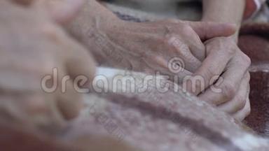 老人和女人坐在一起用毯子盖着，养老院